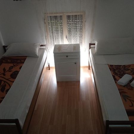 Hostel Vera - Airport Podgorica ミトロヴィツァ 部屋 写真
