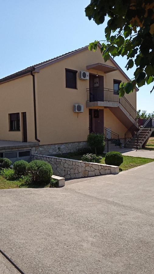 Hostel Vera - Airport Podgorica ミトロヴィツァ エクステリア 写真