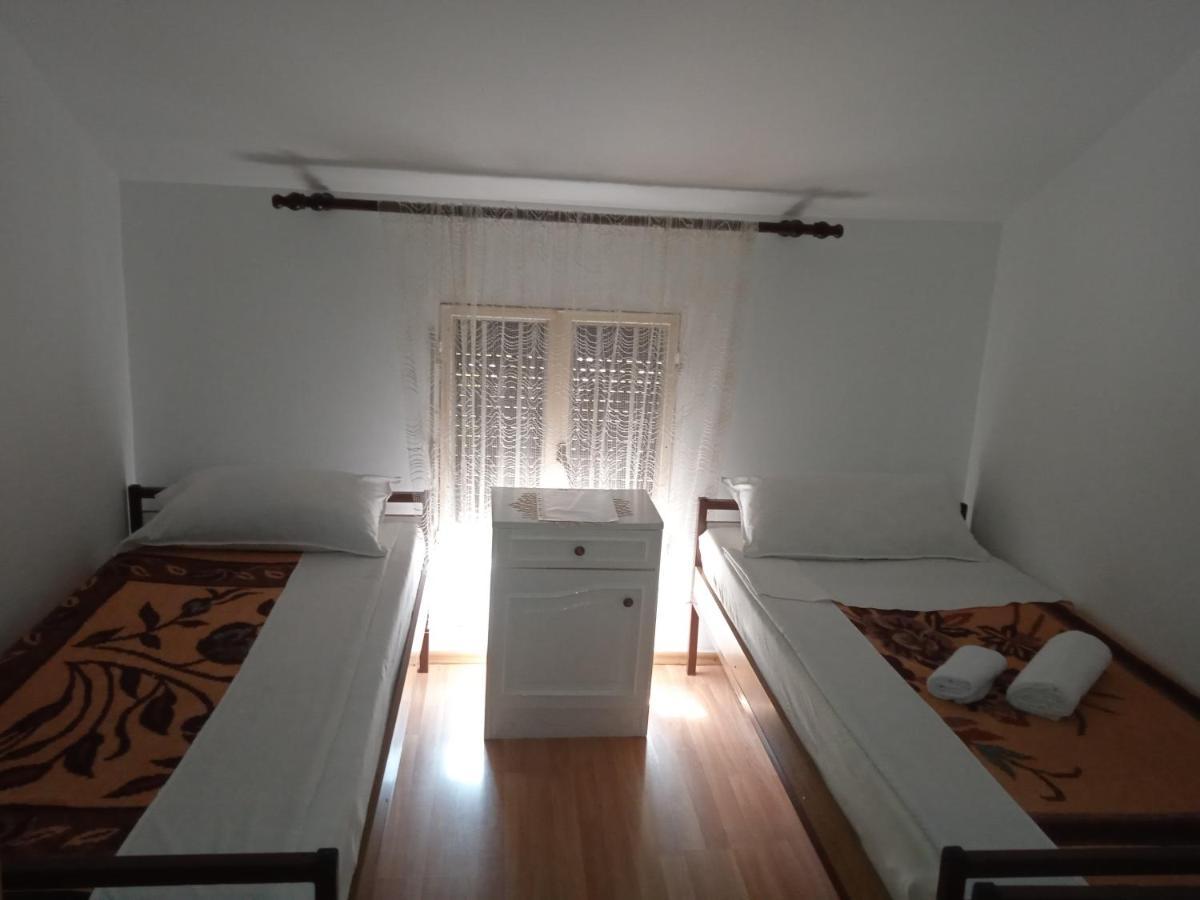 Hostel Vera - Airport Podgorica ミトロヴィツァ エクステリア 写真