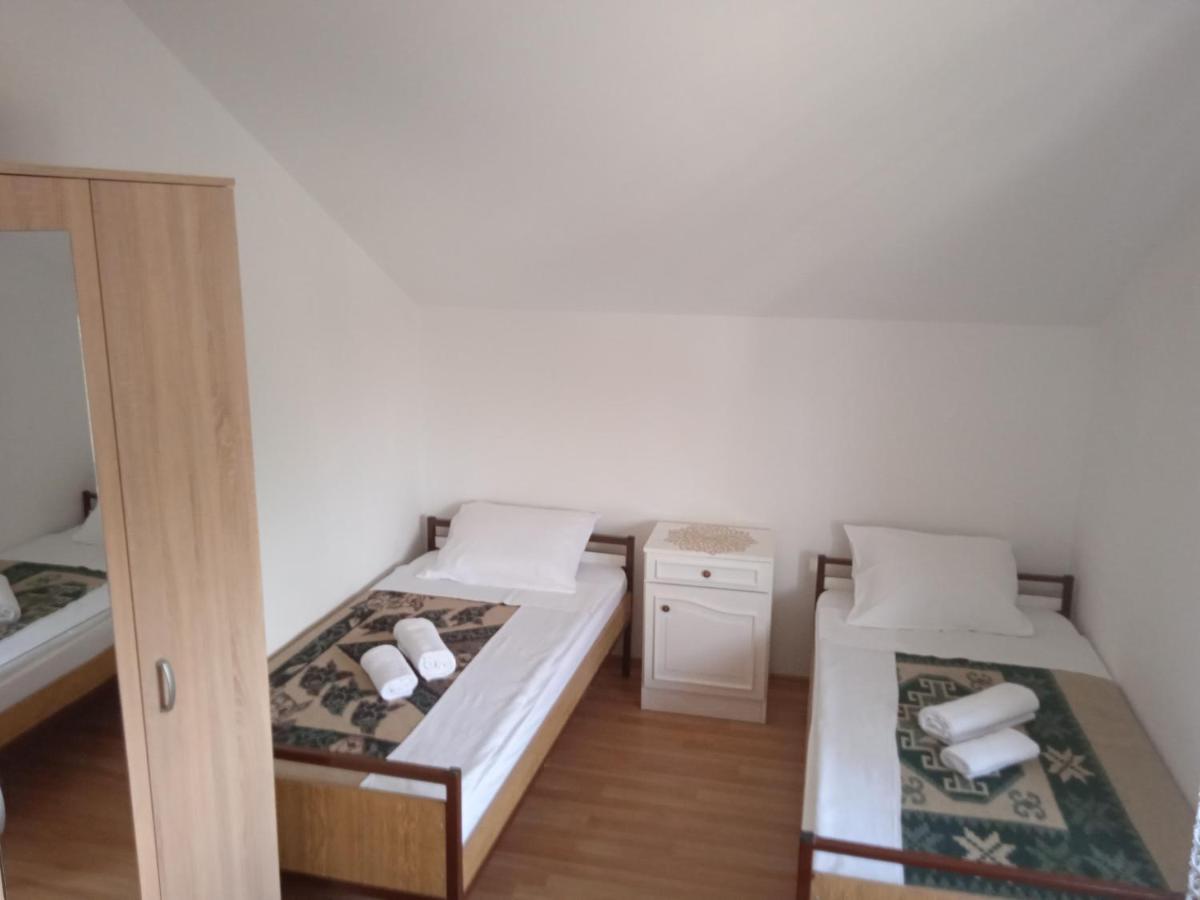 Hostel Vera - Airport Podgorica ミトロヴィツァ エクステリア 写真