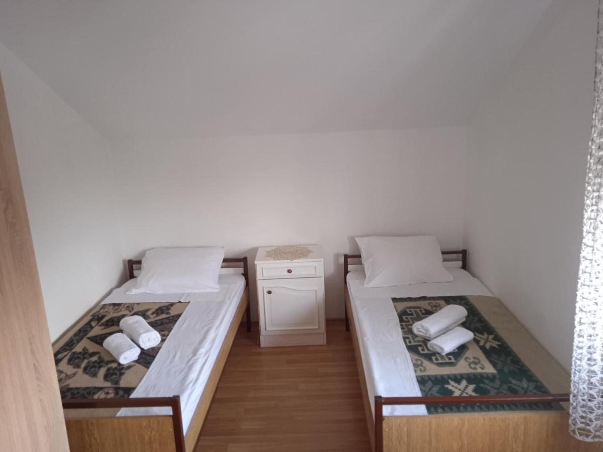 Hostel Vera - Airport Podgorica ミトロヴィツァ エクステリア 写真