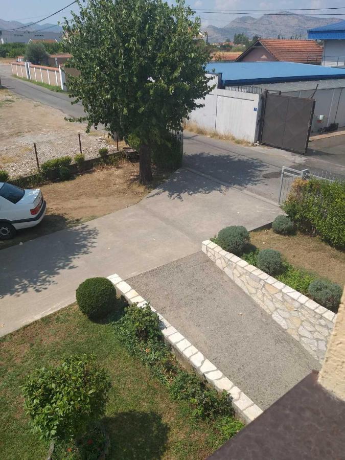 Hostel Vera - Airport Podgorica ミトロヴィツァ エクステリア 写真