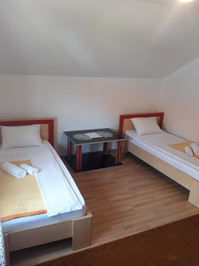 Hostel Vera - Airport Podgorica ミトロヴィツァ エクステリア 写真