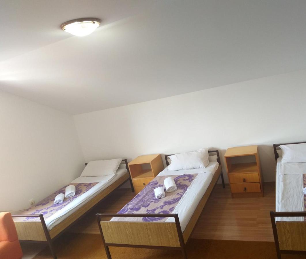 Hostel Vera - Airport Podgorica ミトロヴィツァ エクステリア 写真