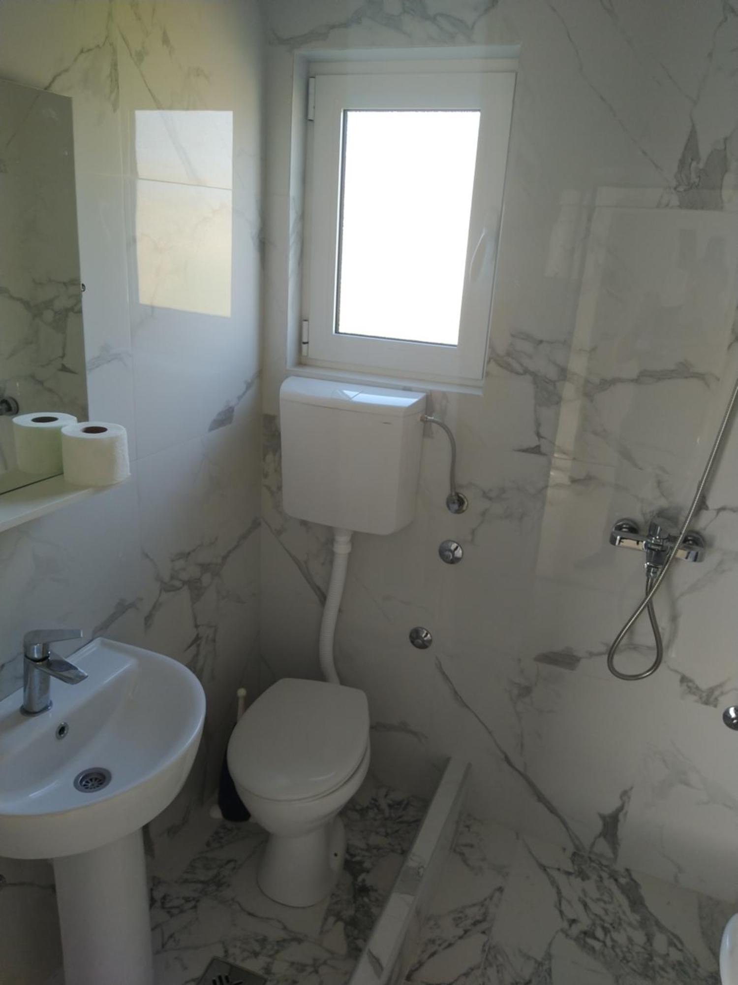 Hostel Vera - Airport Podgorica ミトロヴィツァ エクステリア 写真