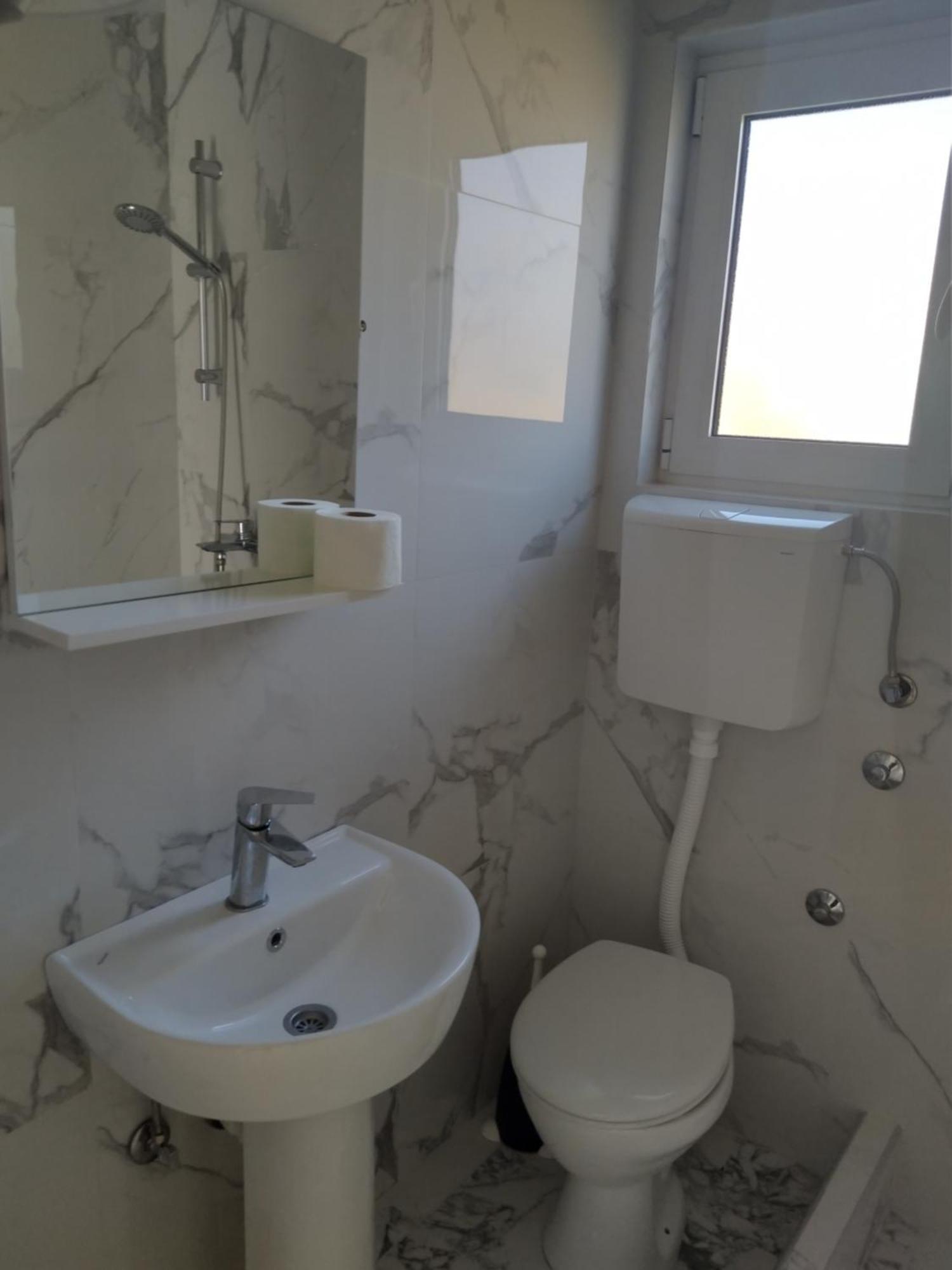 Hostel Vera - Airport Podgorica ミトロヴィツァ エクステリア 写真