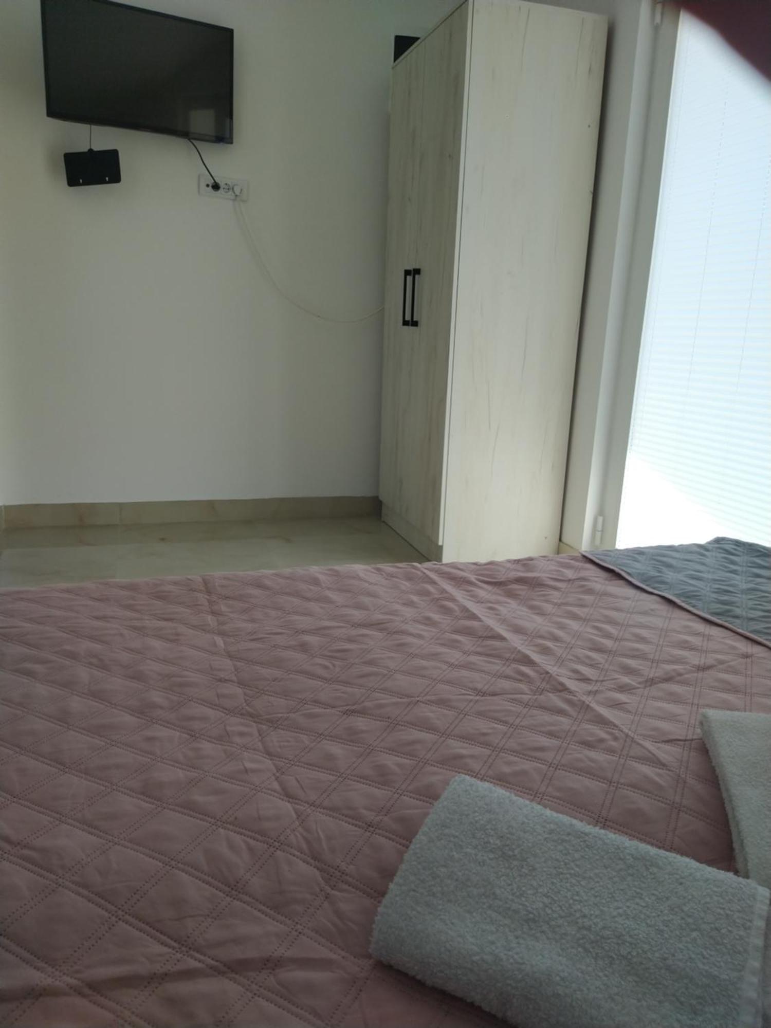 Hostel Vera - Airport Podgorica ミトロヴィツァ エクステリア 写真