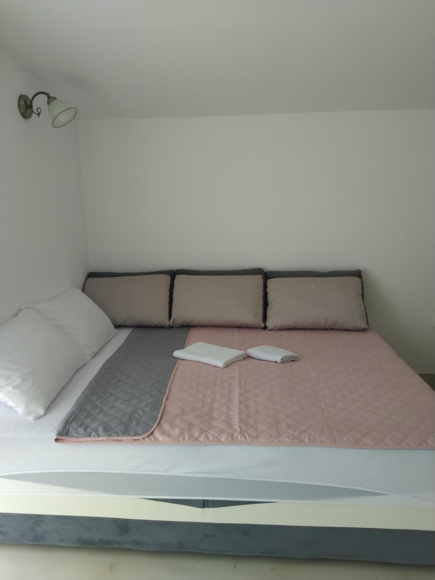 Hostel Vera - Airport Podgorica ミトロヴィツァ エクステリア 写真