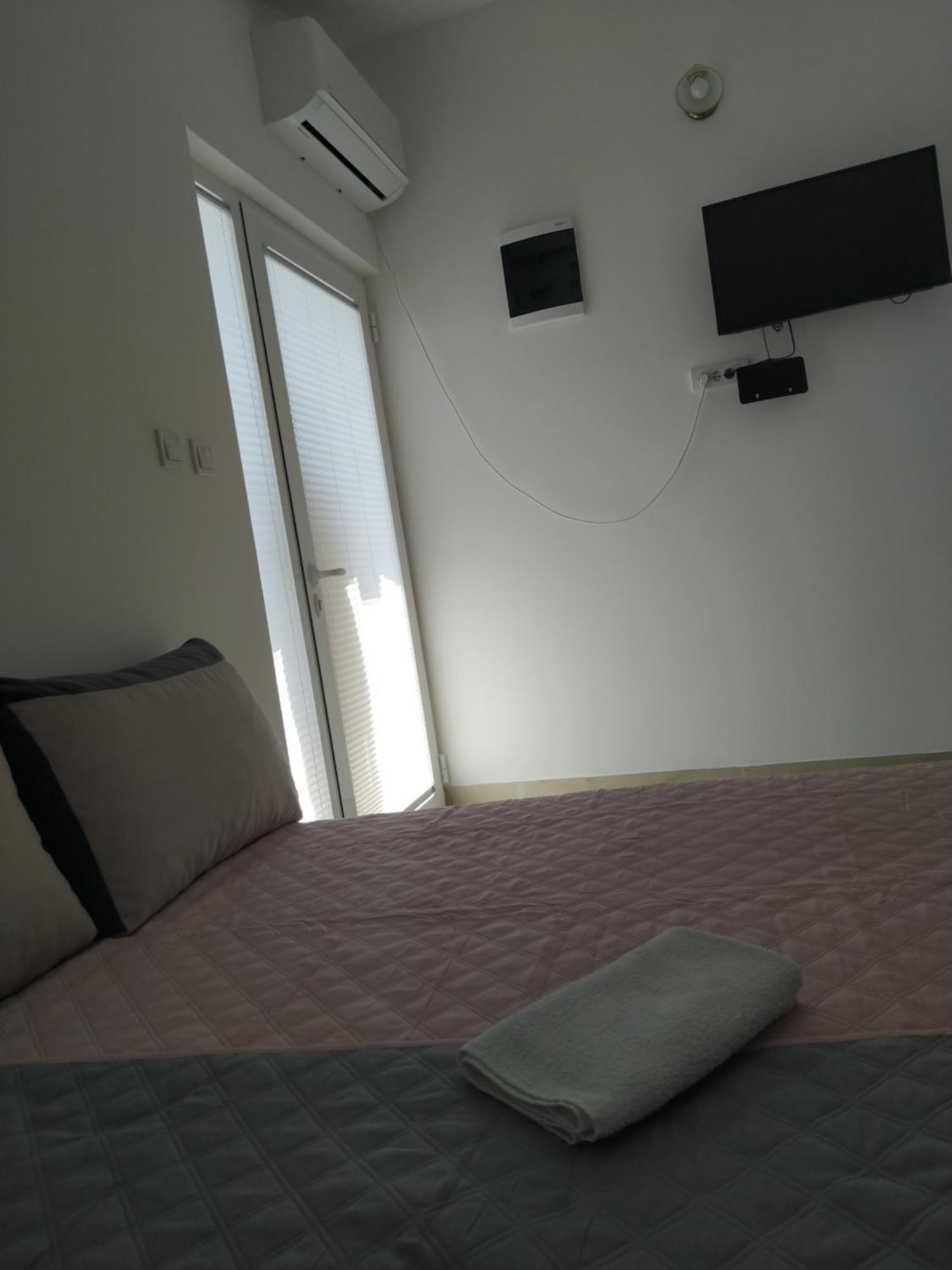 Hostel Vera - Airport Podgorica ミトロヴィツァ エクステリア 写真