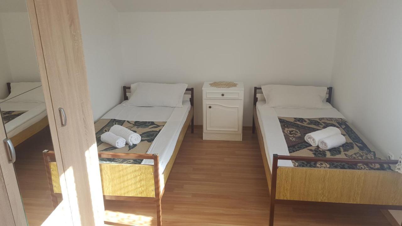 Hostel Vera - Airport Podgorica ミトロヴィツァ エクステリア 写真