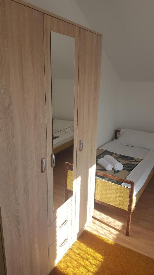 Hostel Vera - Airport Podgorica ミトロヴィツァ エクステリア 写真