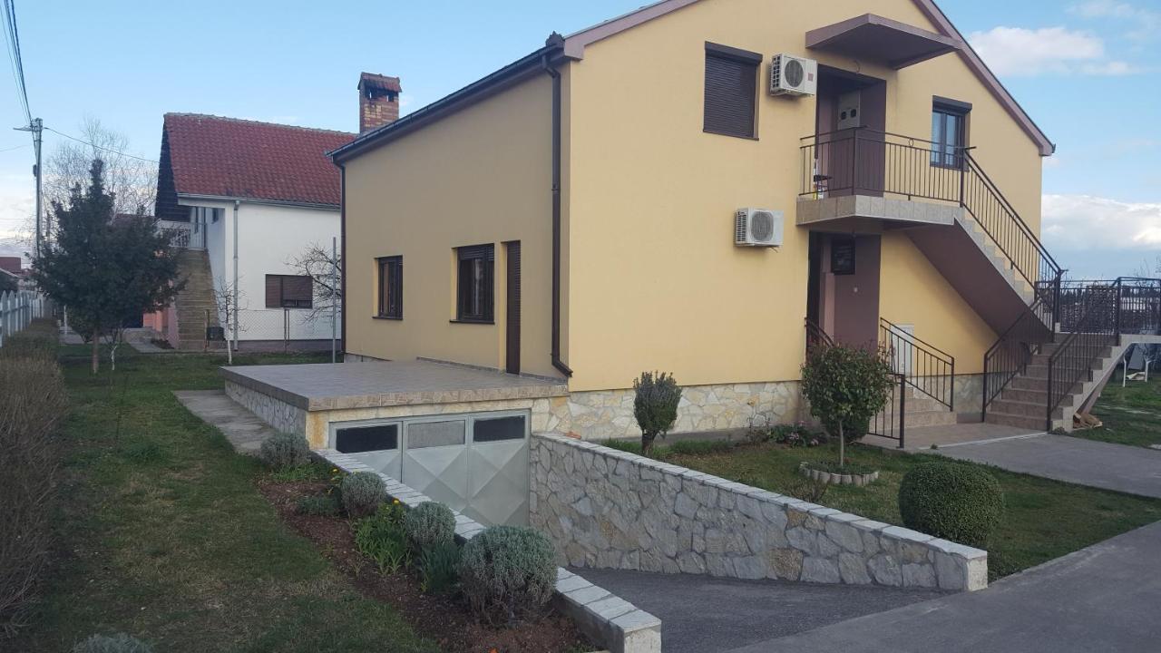 Hostel Vera - Airport Podgorica ミトロヴィツァ エクステリア 写真
